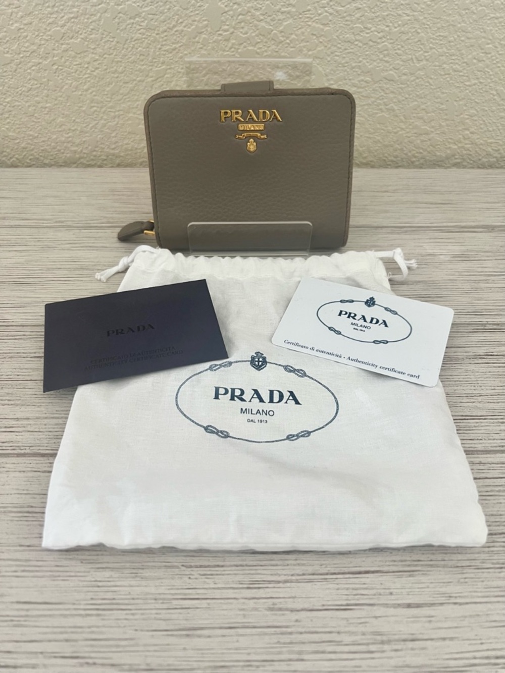 PRADA Vitello Grain Leather Small Wallet in the color Argilla grey card dustbag
